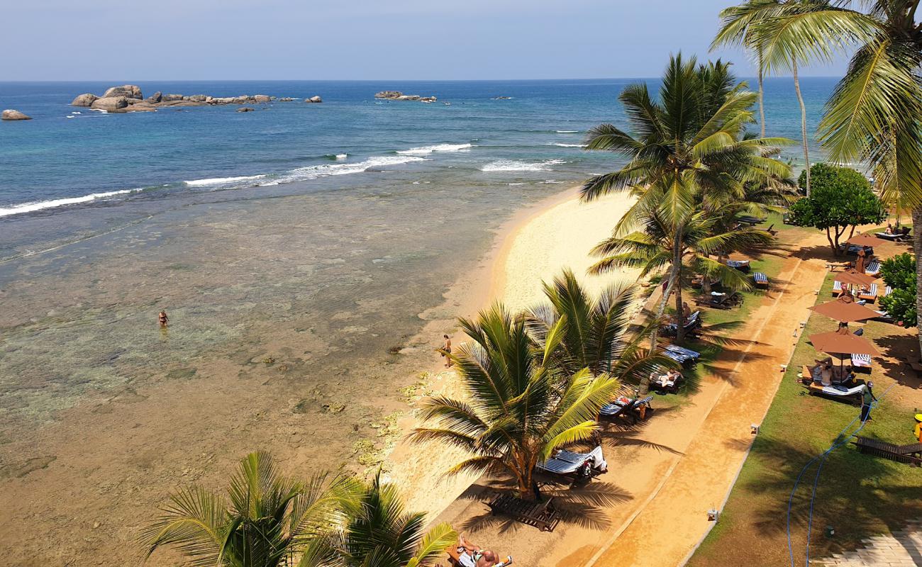 Photo de Radin Pearl Beach avec sable brillant et rochers de surface