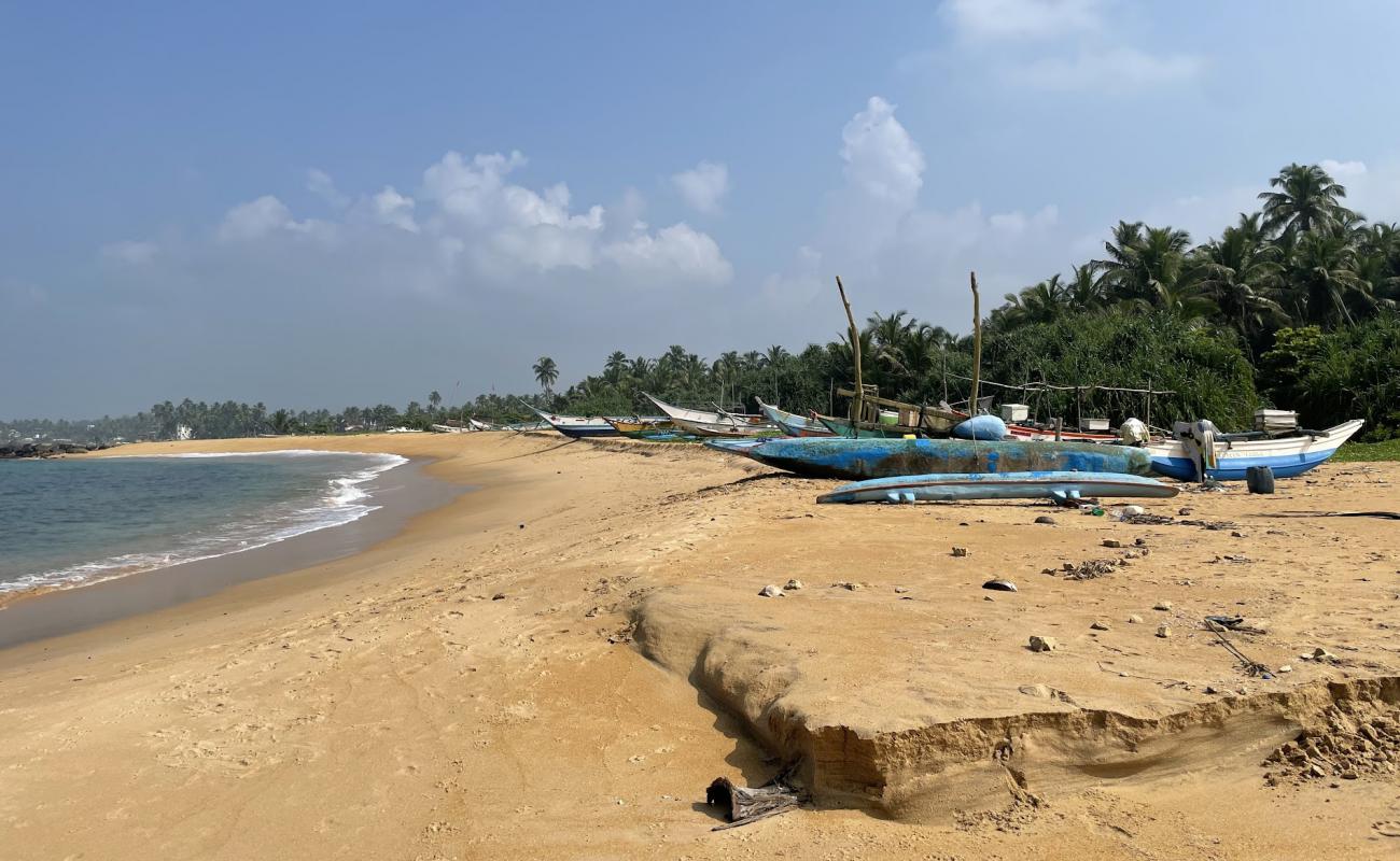 Photo de Dodanduwa beach avec sable lumineux de surface