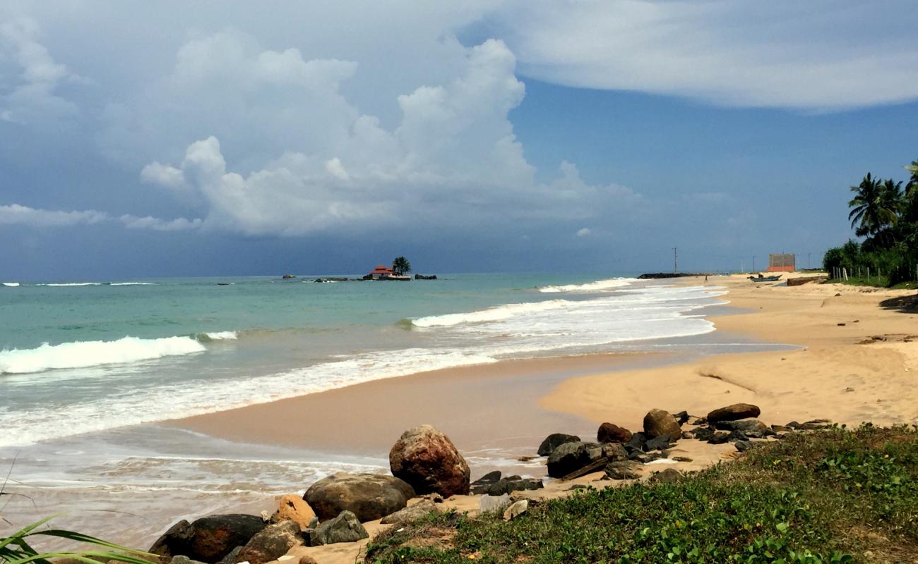 Photo de Seenigama beach avec sable lumineux de surface