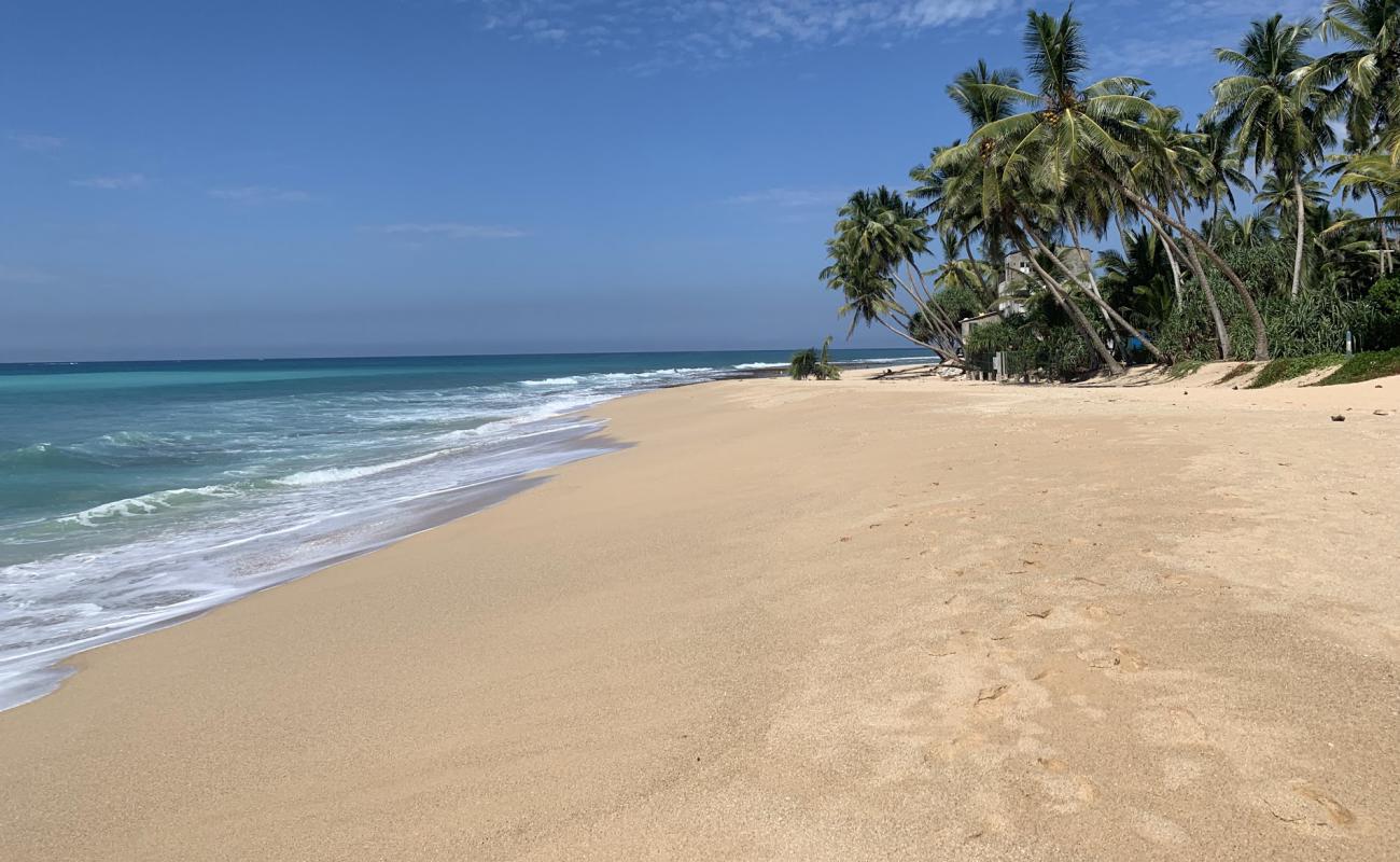 Photo de Akurala Beach avec sable lumineux de surface