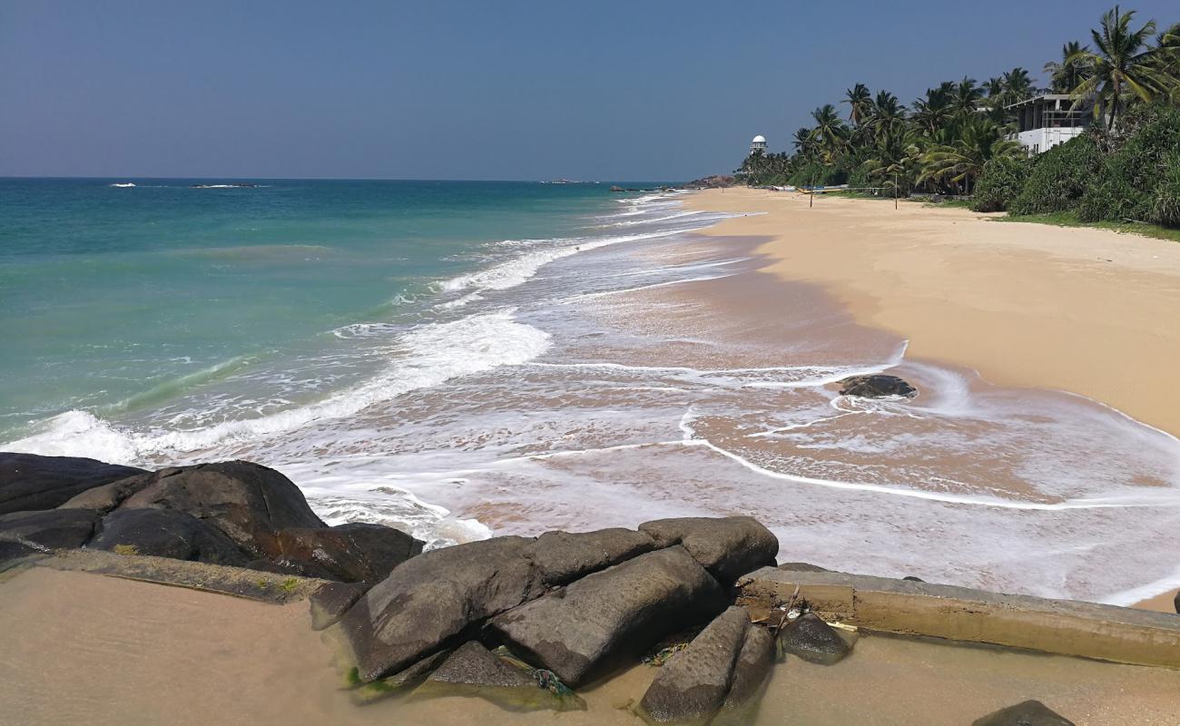 Photo de Madampe Beach avec sable lumineux de surface