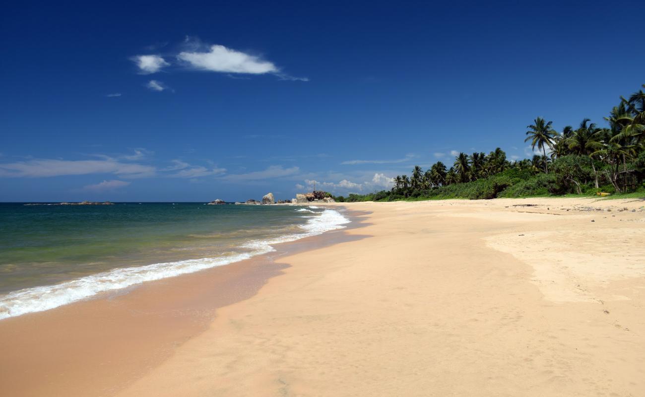 Photo de Balapitiya Beach avec sable lumineux de surface