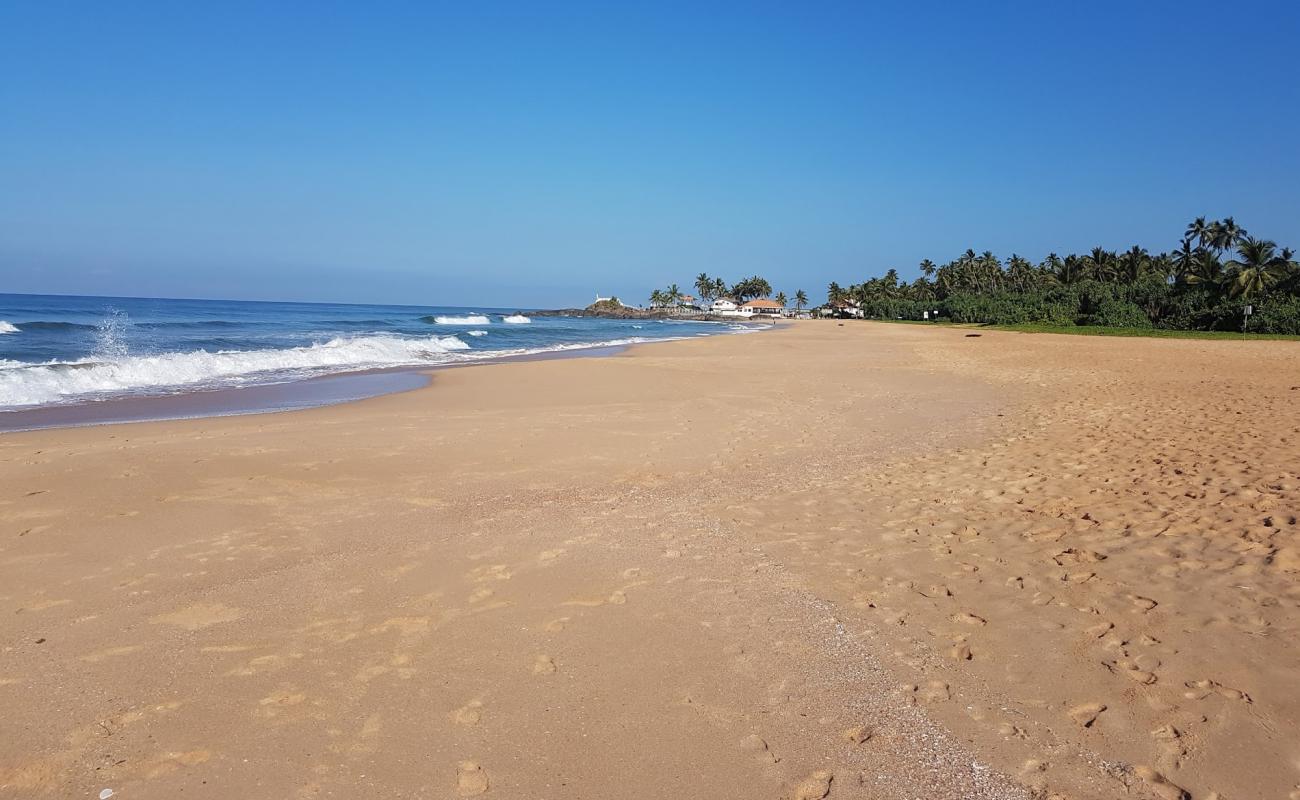 Photo de Ahungalla Beach avec sable lumineux de surface