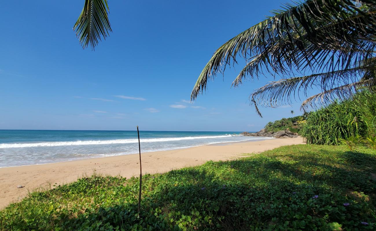 Photo de Kosgoda Beach avec sable lumineux de surface