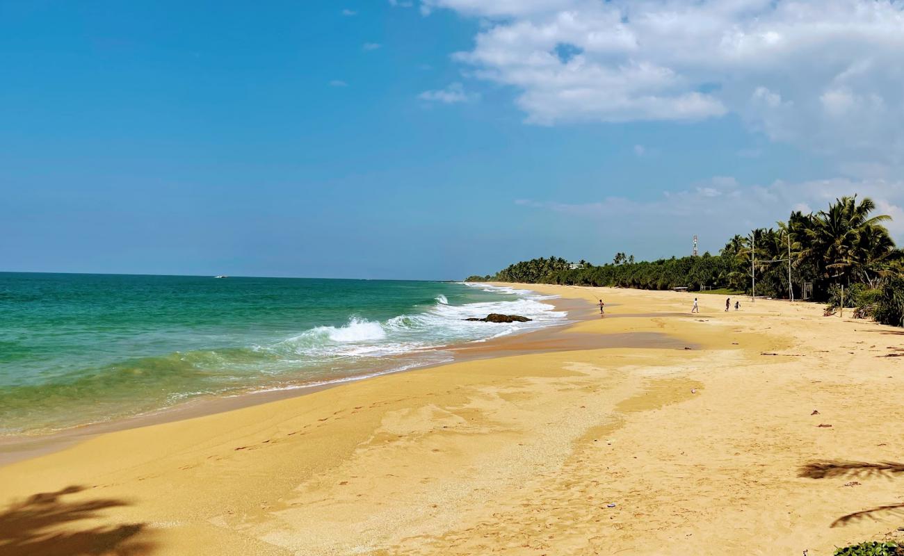 Photo de Maha Induruwa Beach avec sable lumineux de surface