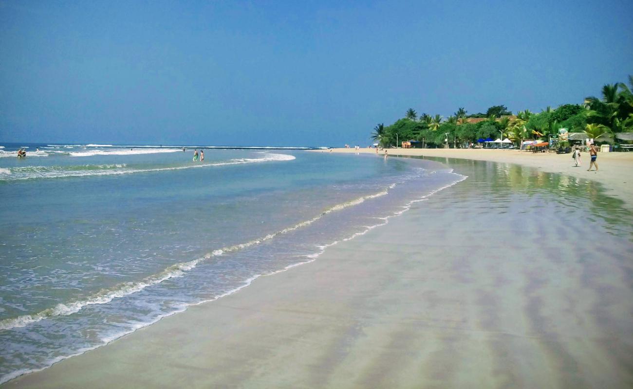 Photo de Moragalla Beach avec sable beige de surface
