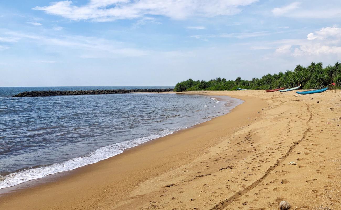 Photo de Katukurunda Beach avec sable coquillé beige de surface