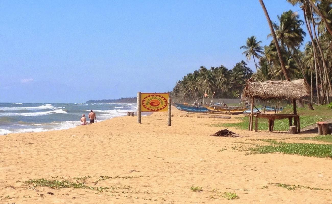 Photo de Pothupitiya Beach avec sable beige de surface