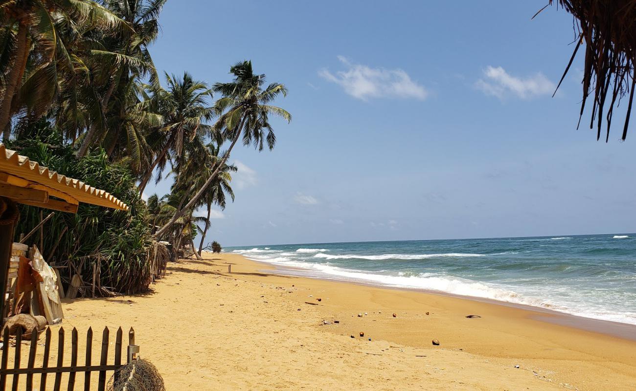 Photo de Galkissa Beach avec sable lumineux de surface