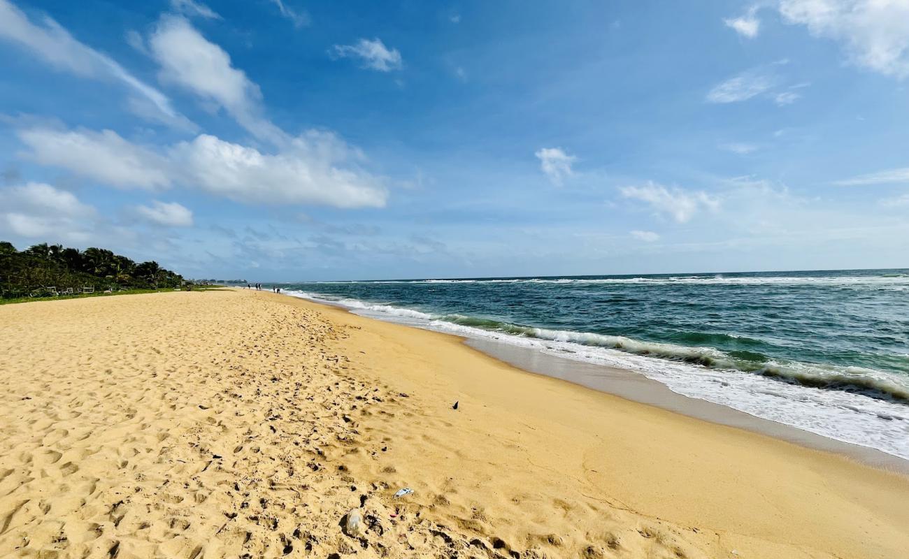 Photo de Mount Laviniya Beach avec sable lumineux de surface