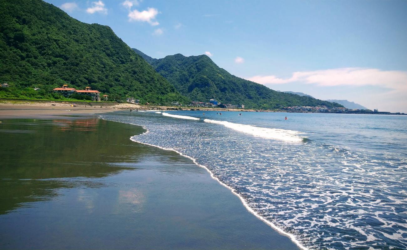 Photo de Daxi Honeymoon Bay Beach avec sable brun avec roches de surface