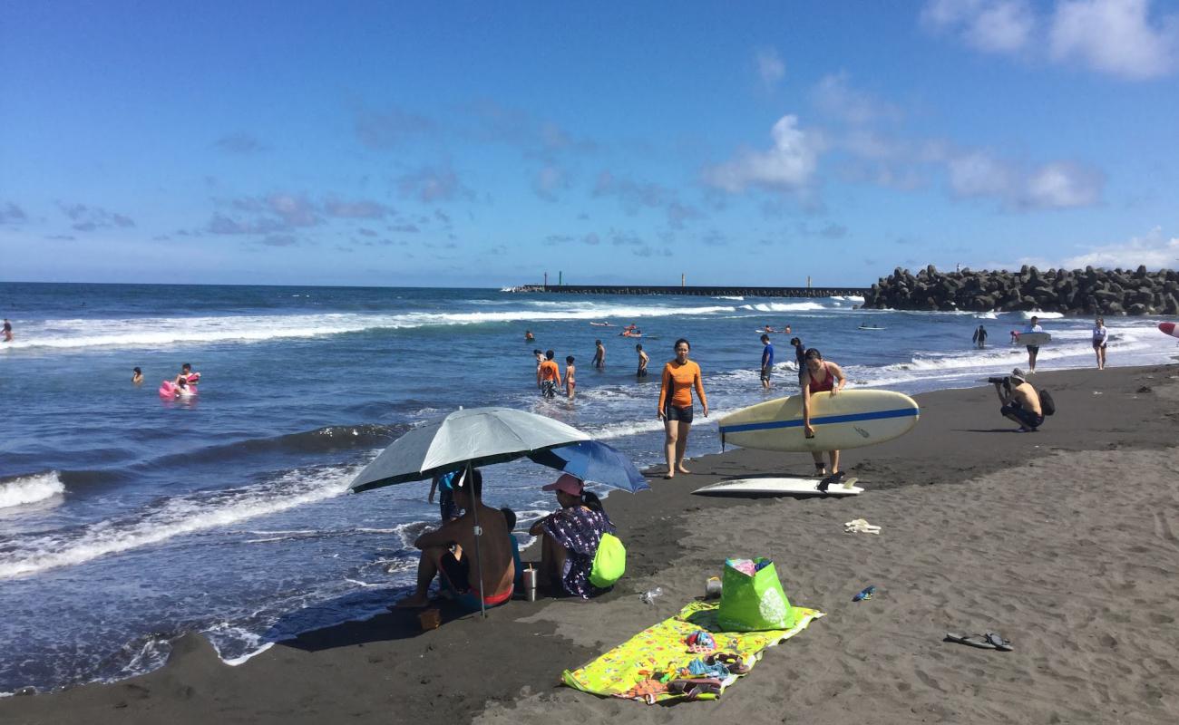 Photo de Waiao Beach avec sable gris de surface