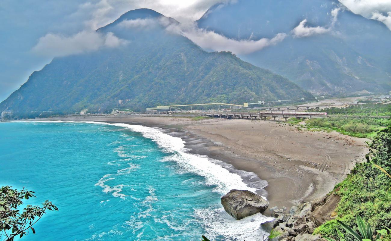 Photo de Heren Beach avec sable gris avec caillou de surface