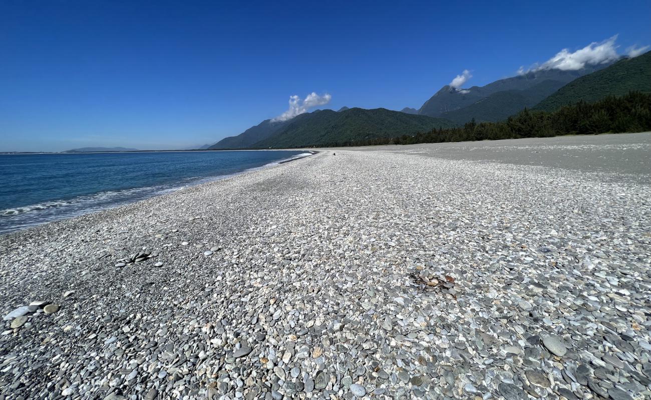 Photo de Manbo Beach avec sable gris avec caillou de surface