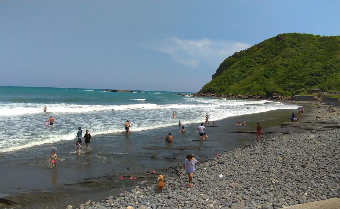 Photo de Jiqi Beach avec sable gris & galets de surface