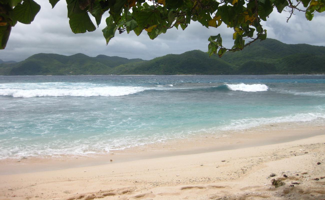 Photo de Aunu'u Beach avec sable clair avec caillou de surface