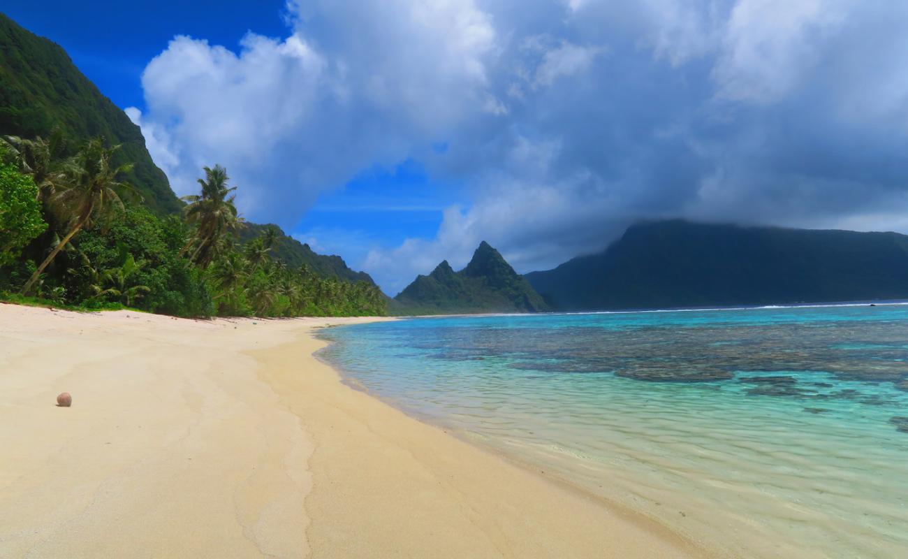 Photo de Ofu Beach avec sable lumineux de surface