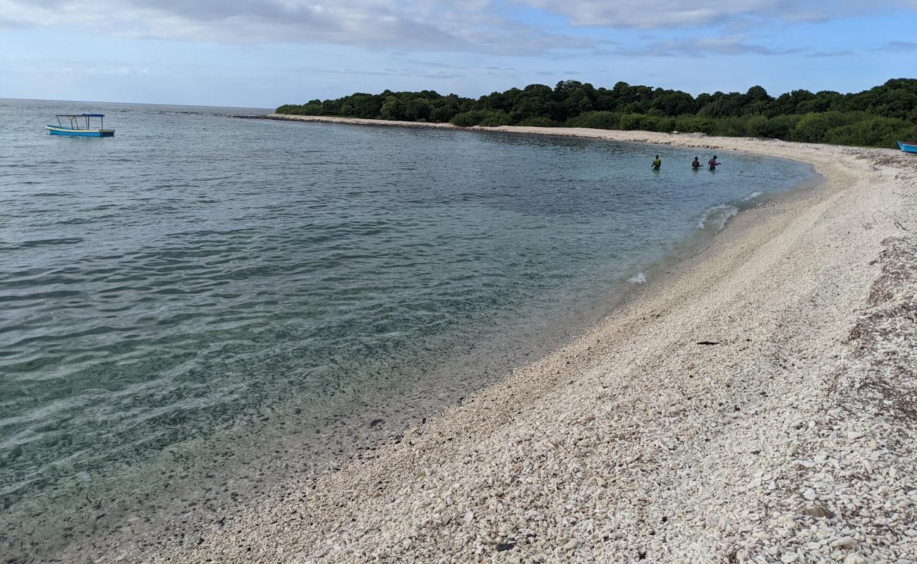 Photo de Plage Gountsini avec petits galets beige de surface