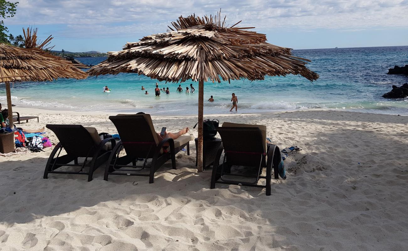 Photo de Golden Tulip Plage avec sable blanc de surface