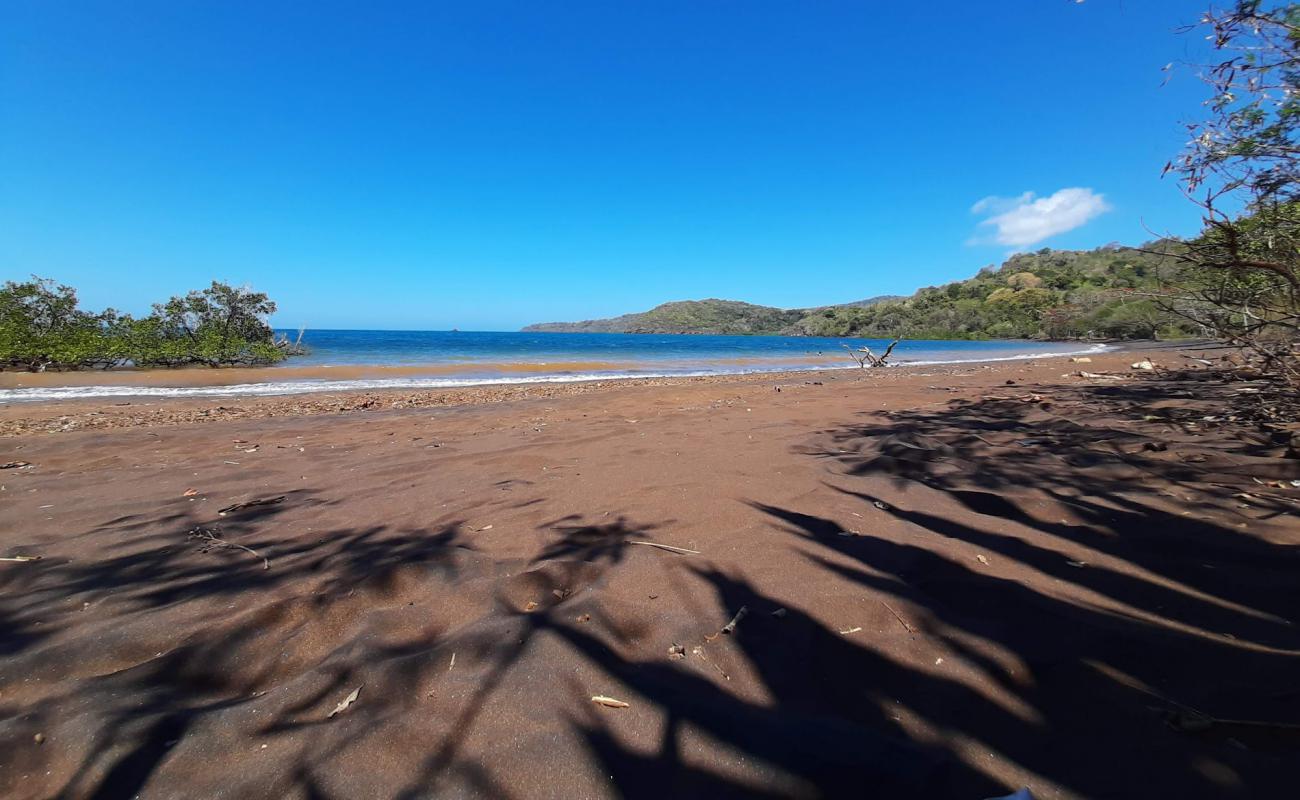 Photo de Iloni Beach avec sable brun de surface