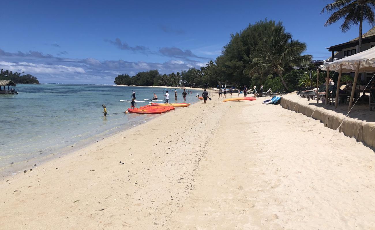 Photo de Muri Beach avec sable fin blanc de surface