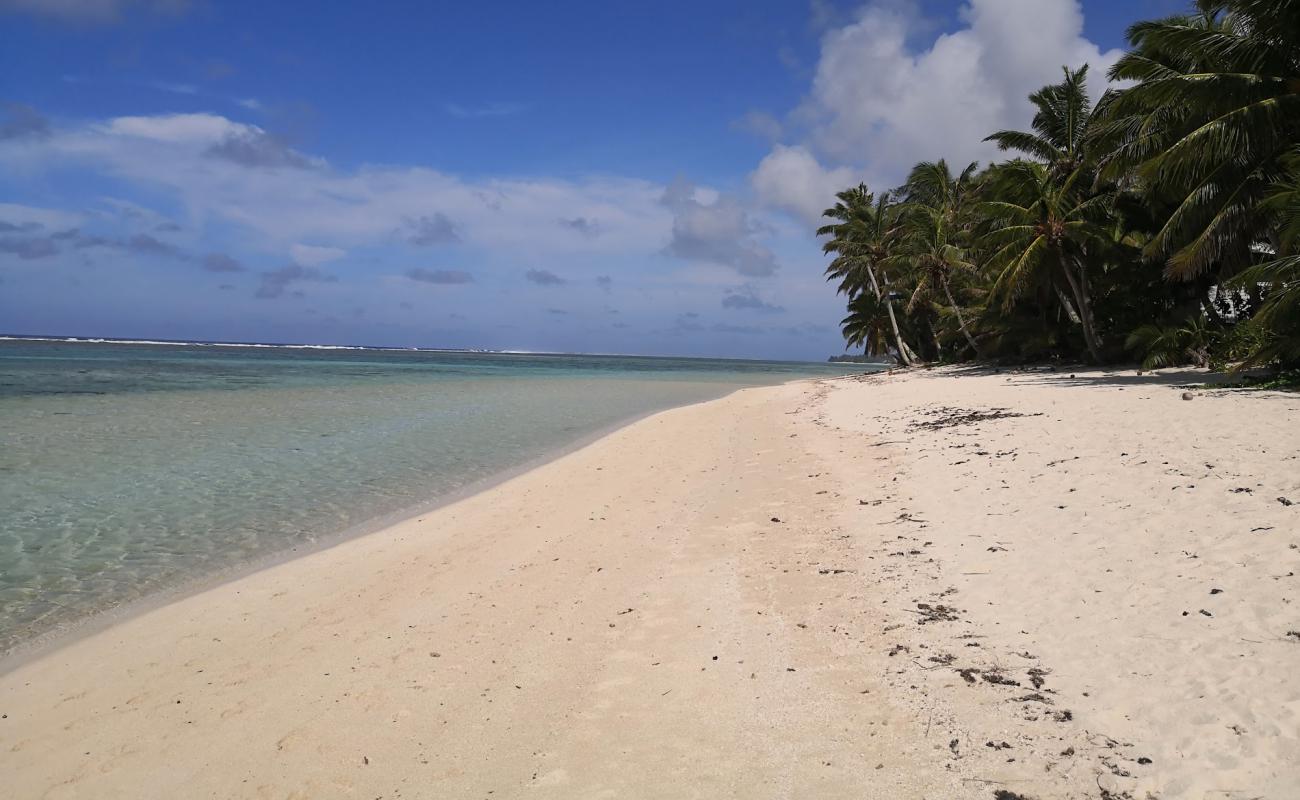 Photo de Titikaveka Beach avec sable fin et lumineux de surface