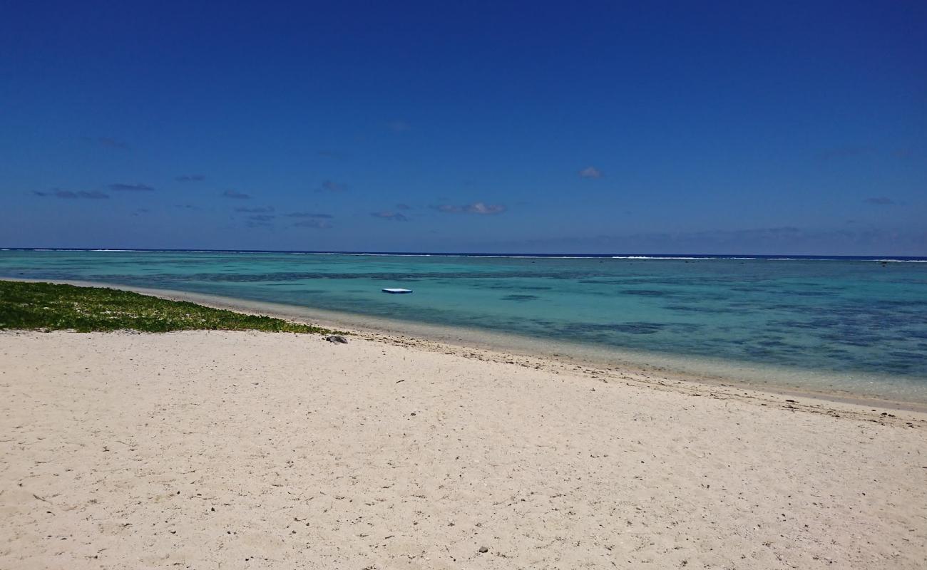 Photo de Nikao Beach avec sable lumineux de surface