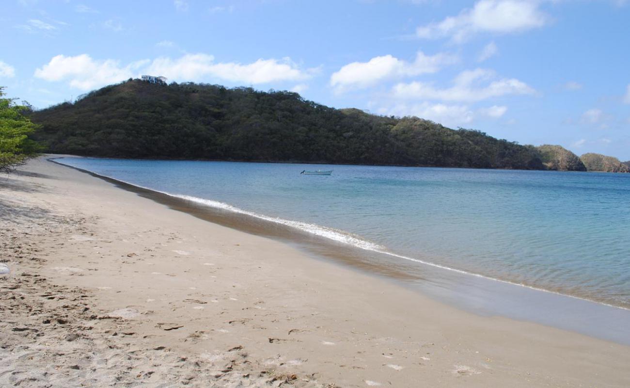 Photo de Jobo beach avec sable lumineux de surface