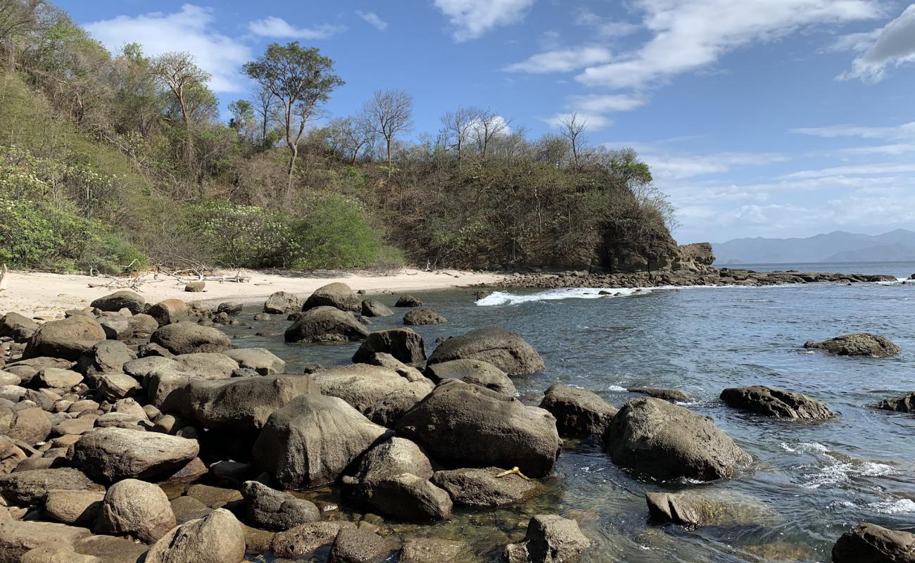 Photo de Chinita beach avec sable beige & galets de surface