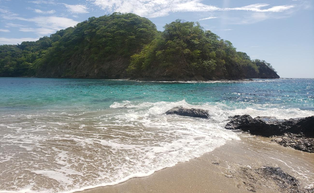 Photo de Nasacolito beach avec sable beige fin de surface