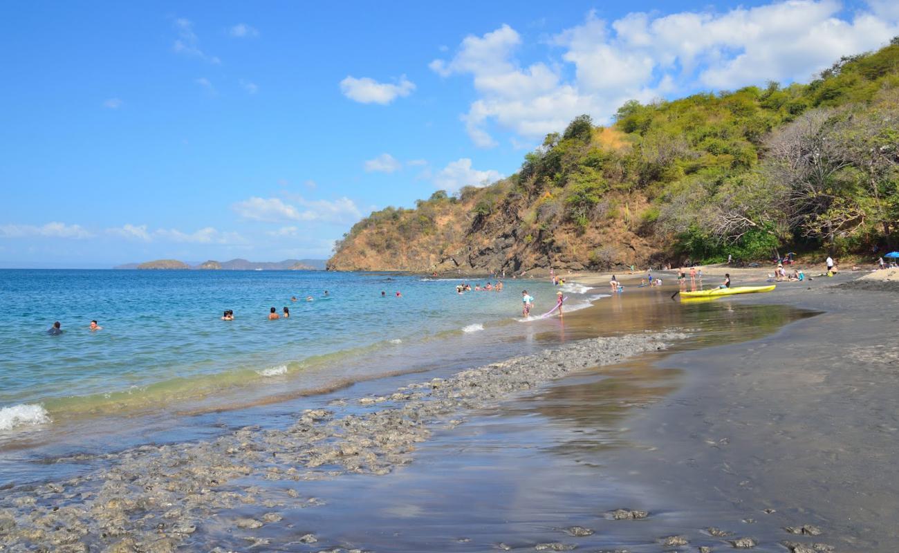 Photo de Matapalo Beach avec sable gris de surface