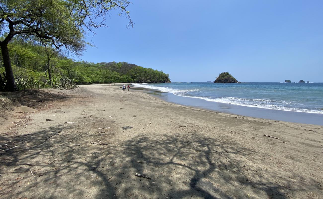 Photo de Playa Grande avec sable gris de surface