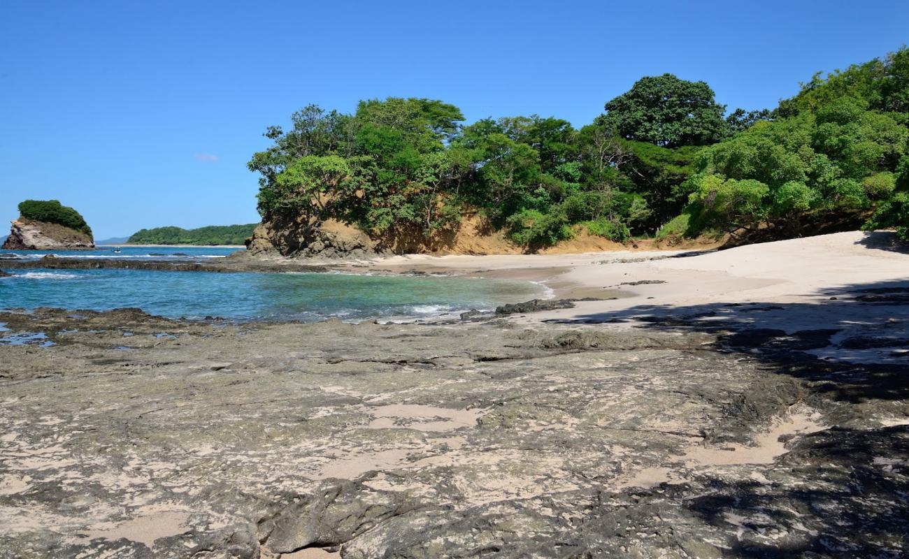 Photo de Playa Roble avec sable lumineux de surface