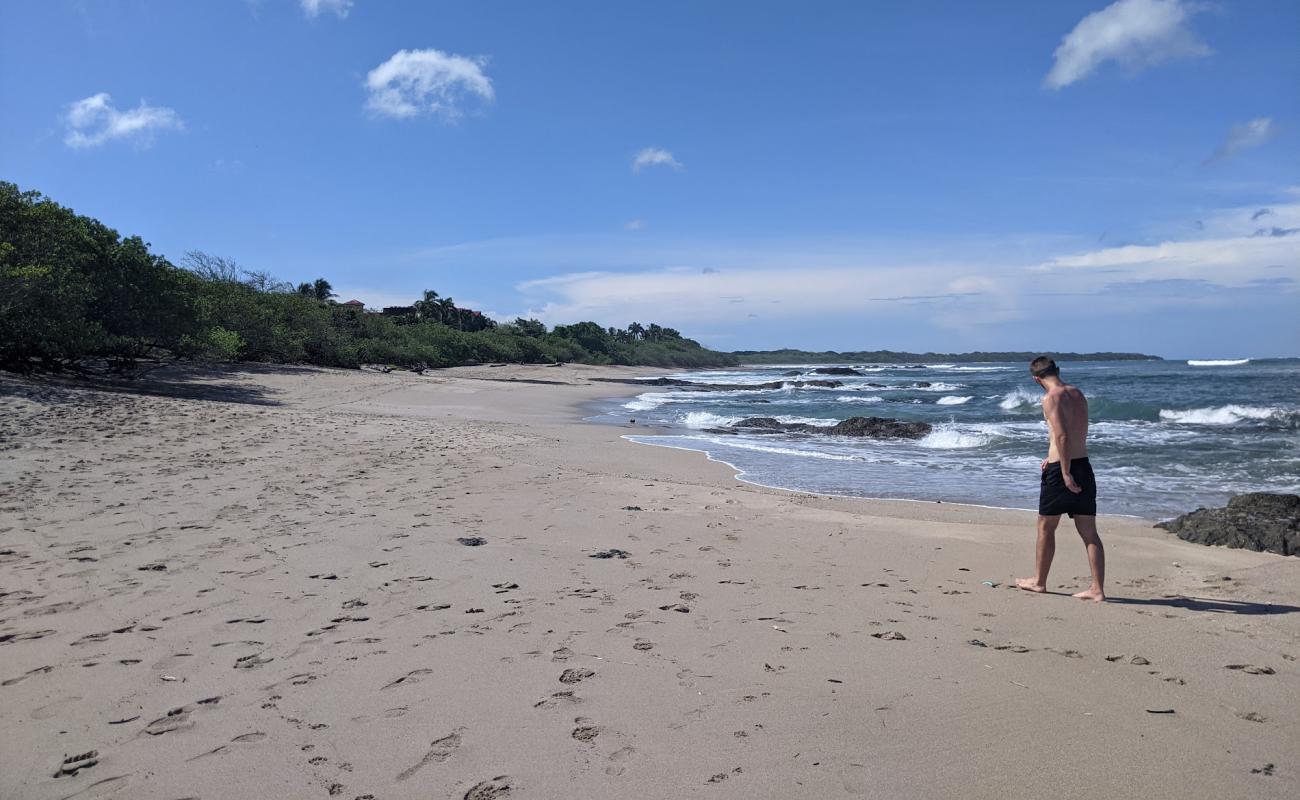 Photo de Playa Langosta avec sable beige & pierres de surface