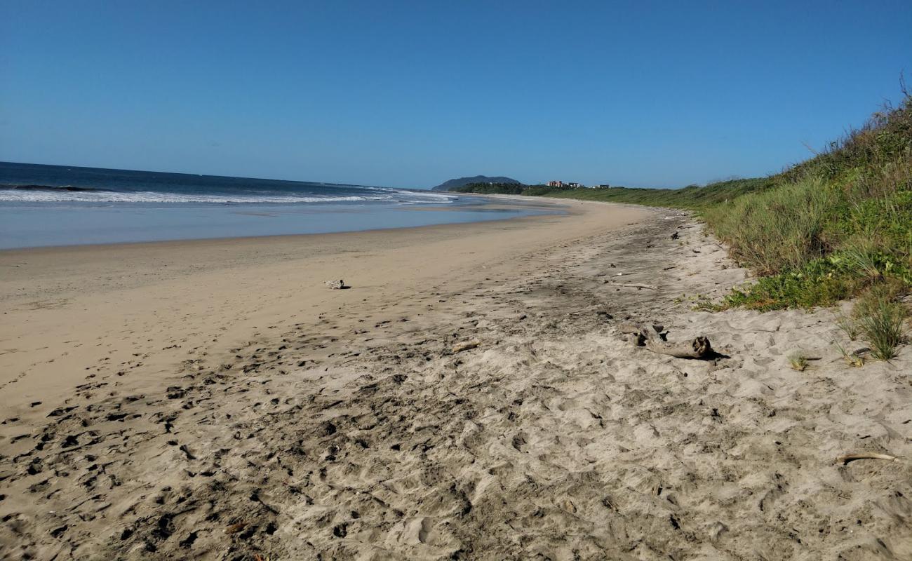 Photo de Langosta Beach avec sable beige de surface