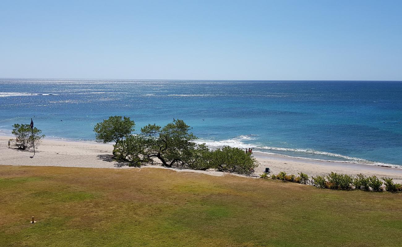 Photo de Mansita Beach avec sable brillant et rochers de surface