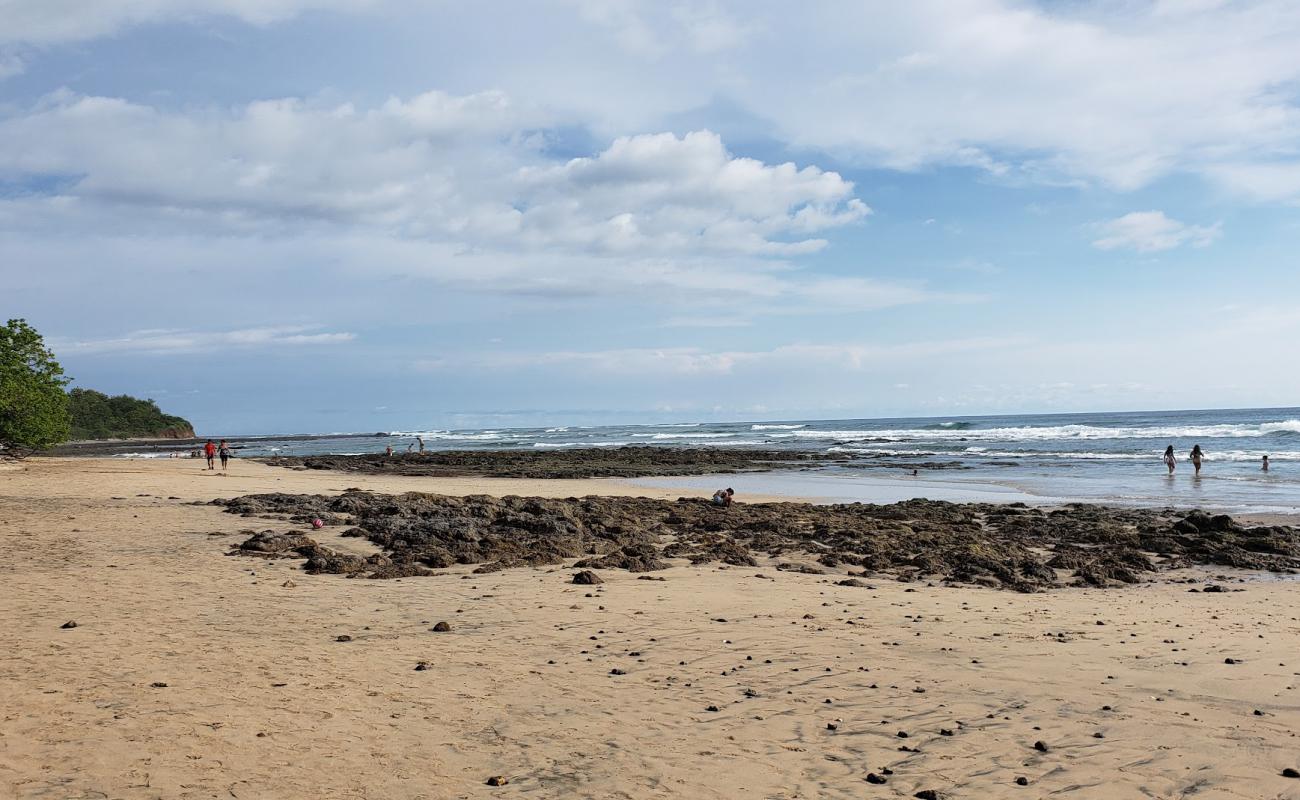 Photo de Playa Avellana avec sable brillant et rochers de surface