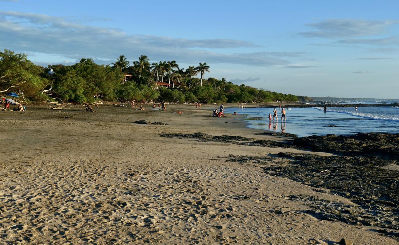 Photo de Plage Noir avec sable gris avec roches de surface