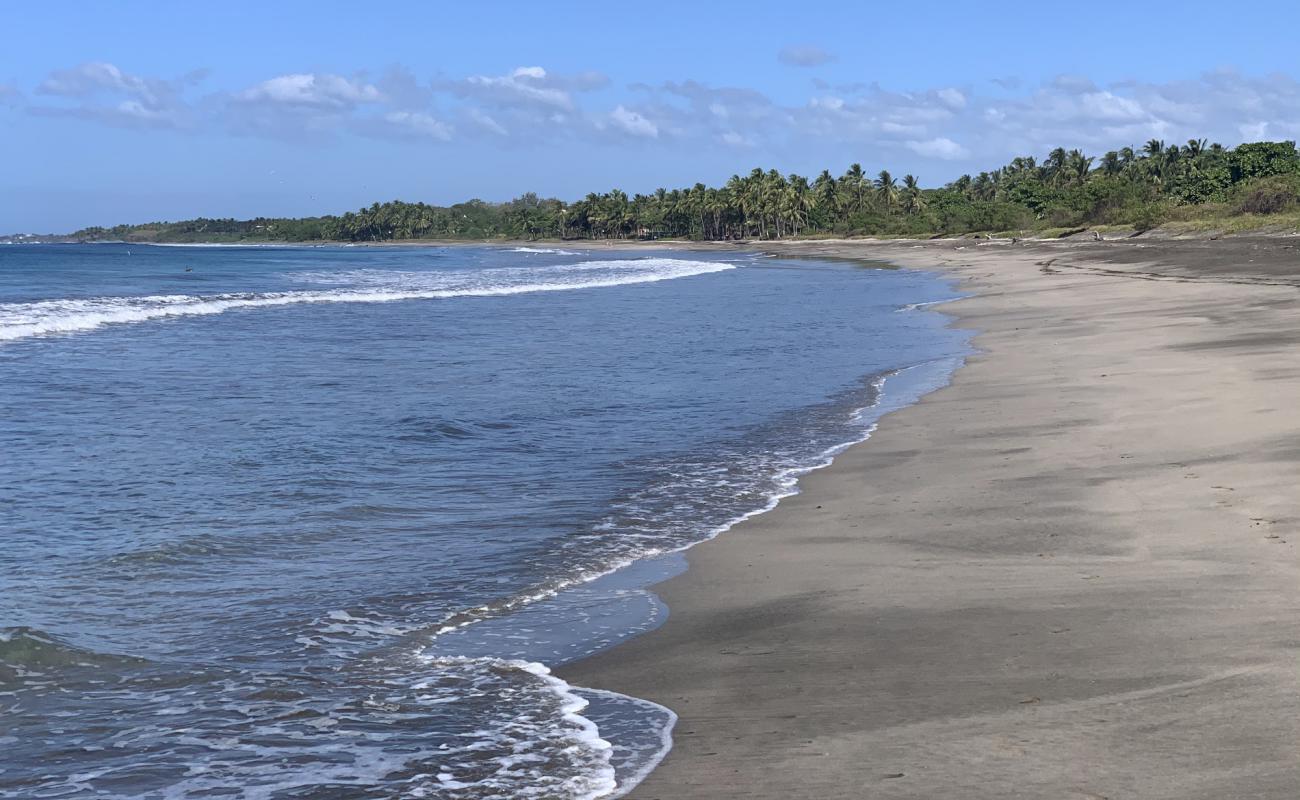 Photo de Playa Junquillal avec sable gris & rochers de surface