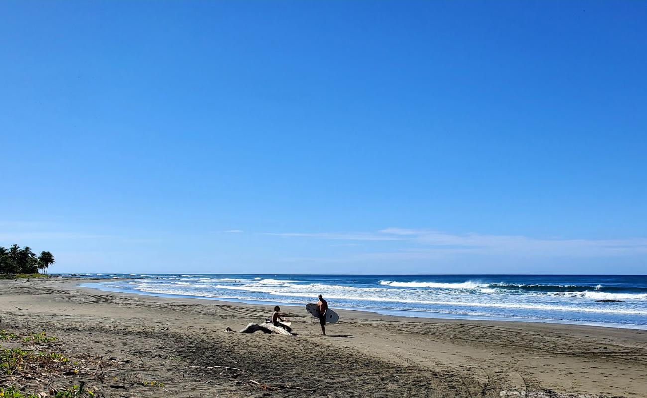 Photo de Marbella Beach avec sable gris de surface