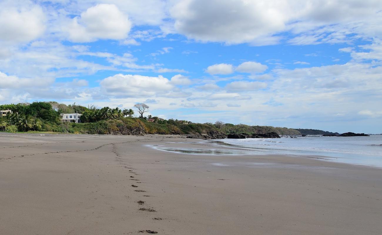 Photo de Playa Azul avec sable gris avec roches de surface