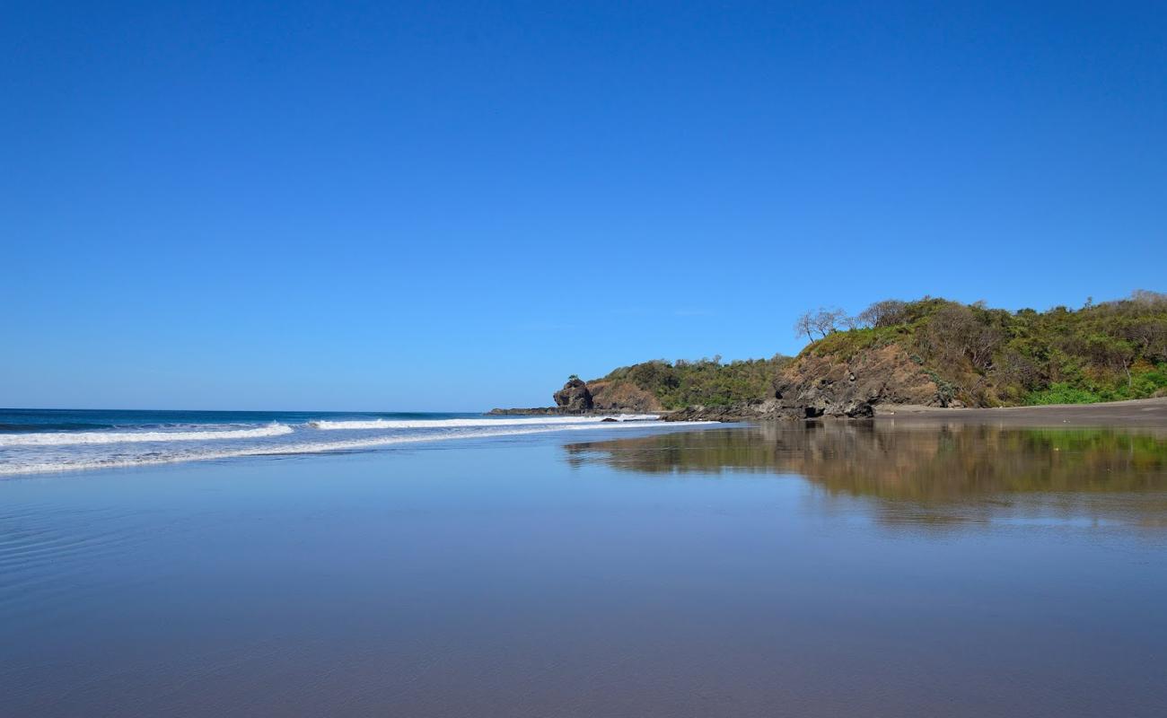 Photo de Ostional Beach avec sable gris de surface