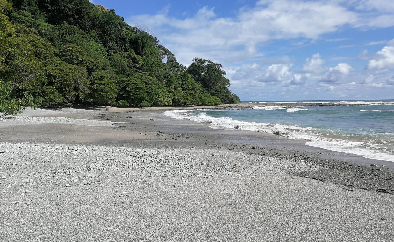 Photo de Playa Divina avec sable brillant et rochers de surface