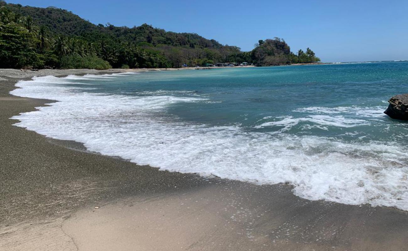 Photo de Mal Pais Beach avec sable brillant et rochers de surface