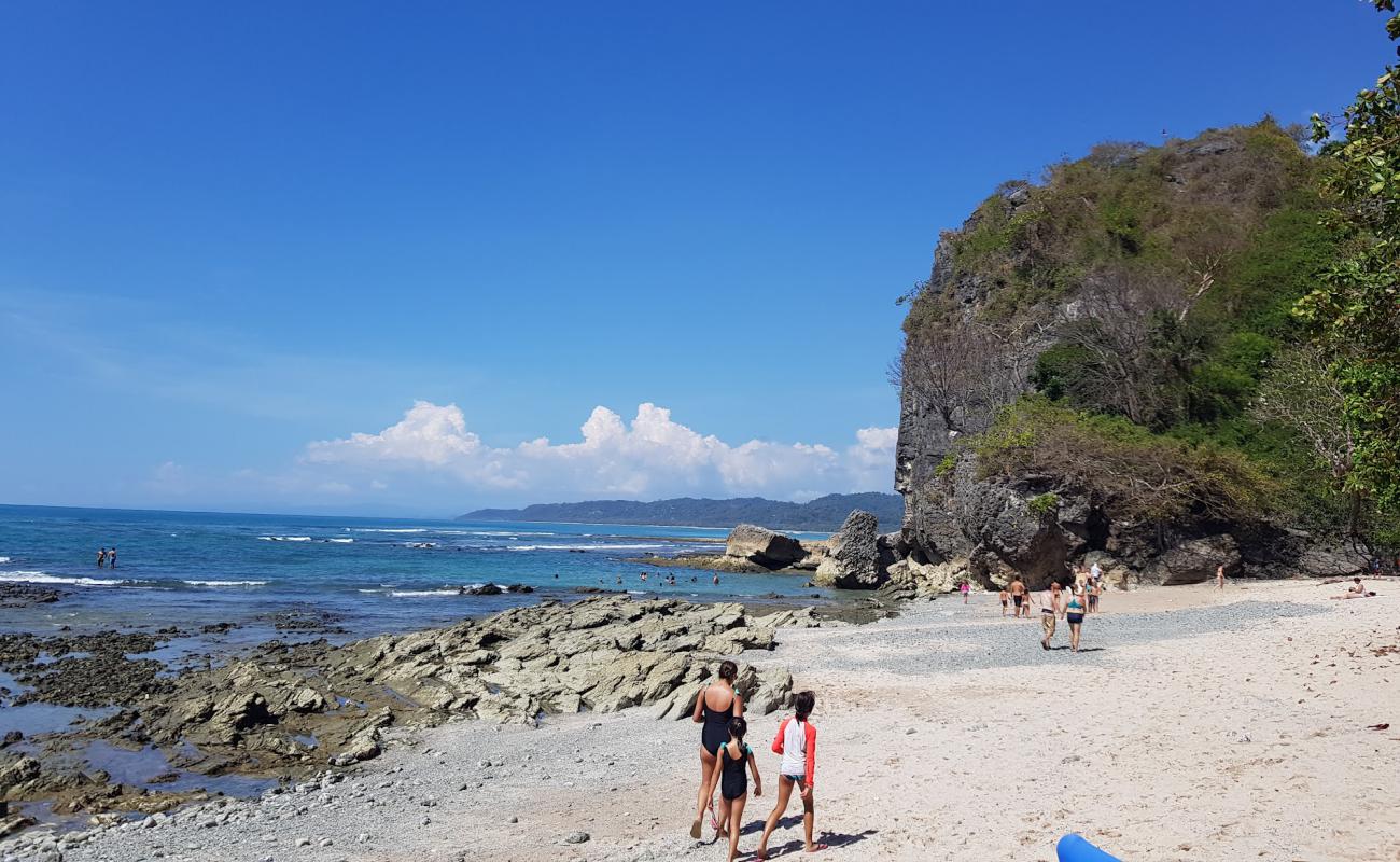Photo de Playa Cuevas avec sable beige & pierres de surface