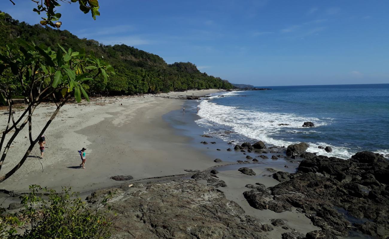 Photo de Playa Montezuma avec sable lumineux de surface