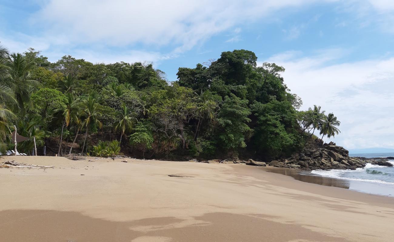 Photo de Quizales Beach avec sable gris avec roches de surface