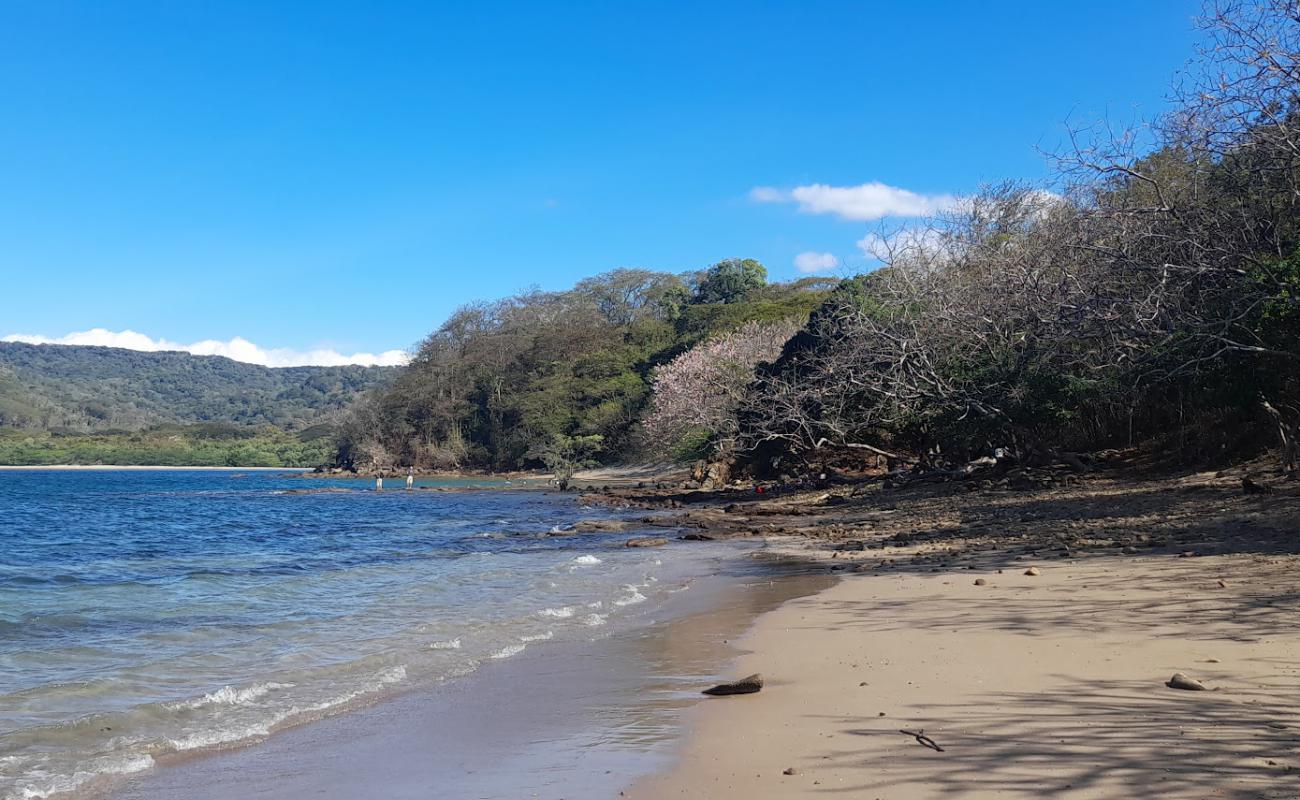 Photo de Playa Escondida avec sable gris avec roches de surface