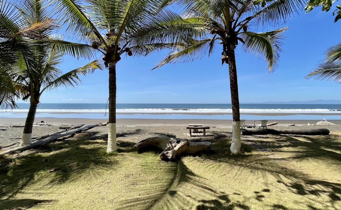 Photo de Playa Tivives avec sable brun de surface