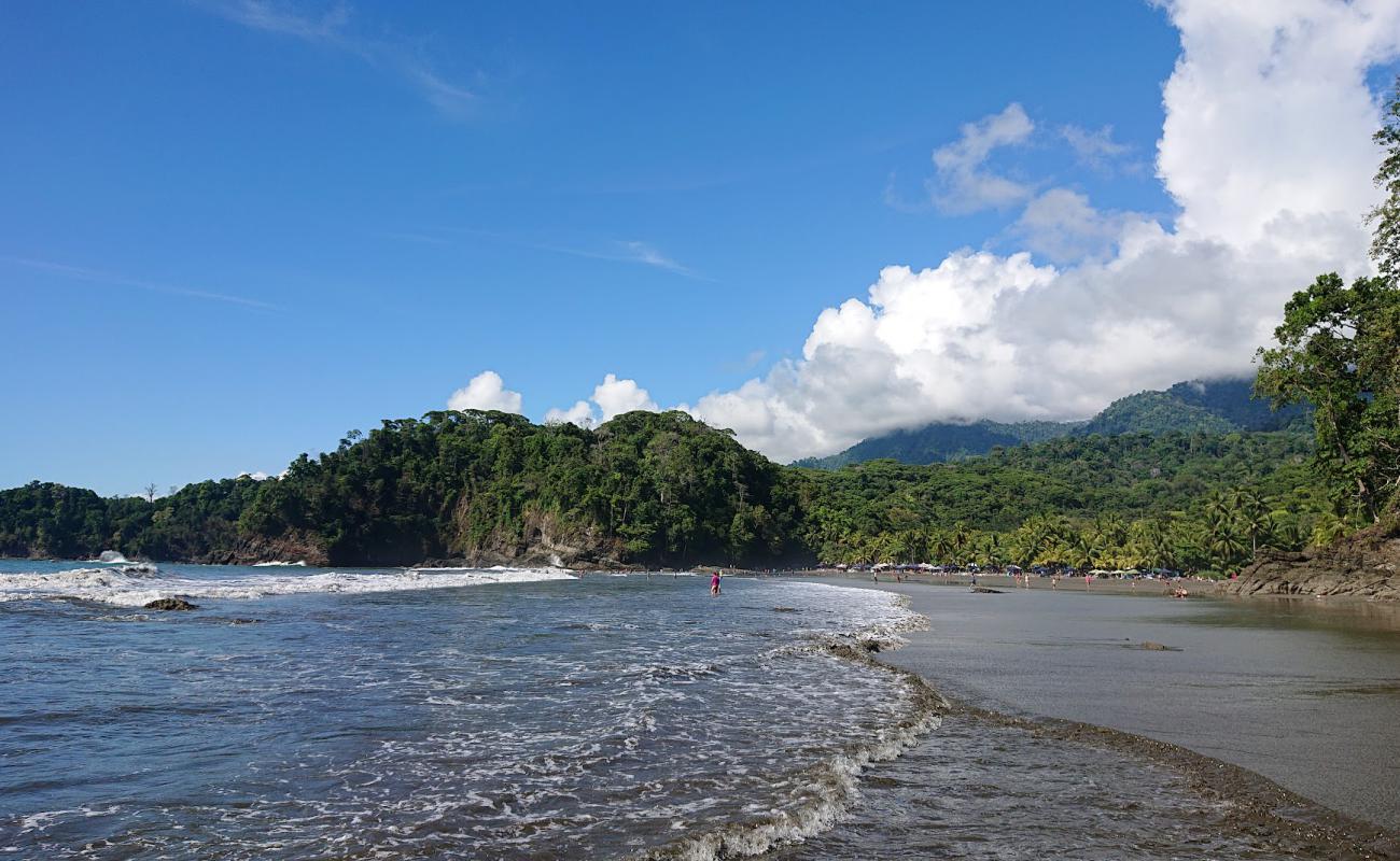 Photo de Dominicalito Beach avec sable brun de surface